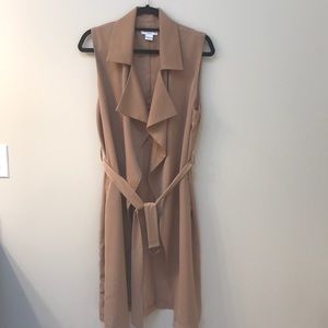 Classic tan, sleeveless trench coat